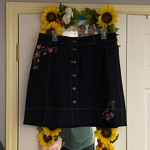 kate spade Dresses & Skirts - Floral Embroidered Kate spade denim skirt